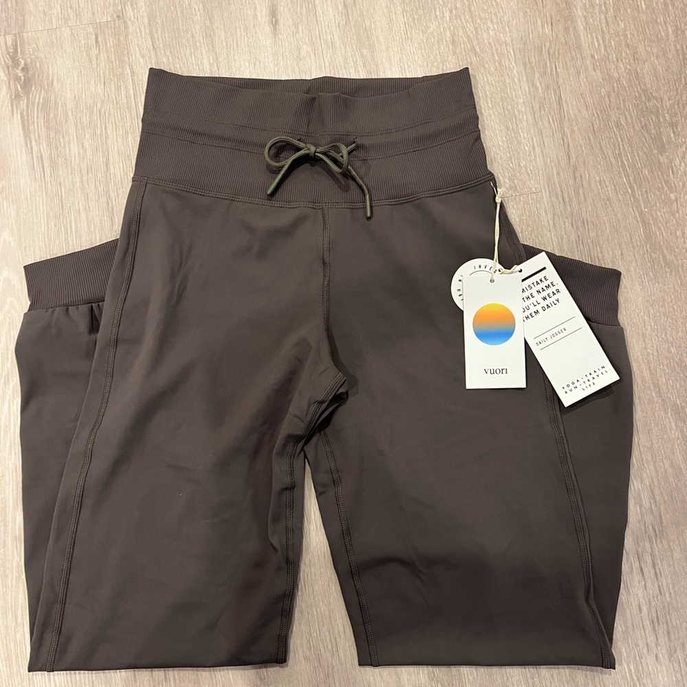 Vuori Daily Jogger In Oregano - Brand New with Tag - Size XS
